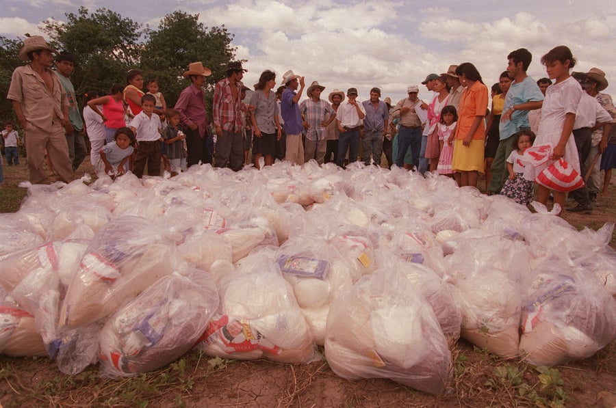 1998- Huracán Mitch entrega raciones de alimento