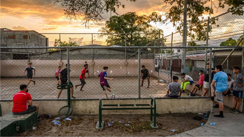 adolescentes-jugando-futbol