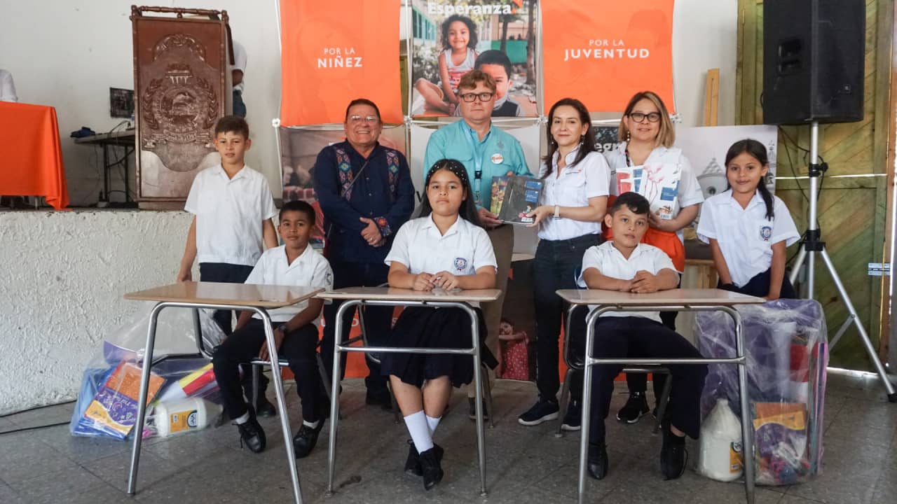 World Vision dona mobiliario escolar para impulsar la calidad de la Educación en el país