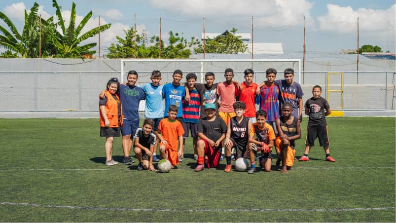 equipor-de-adolescentes-para-jugar-futbol