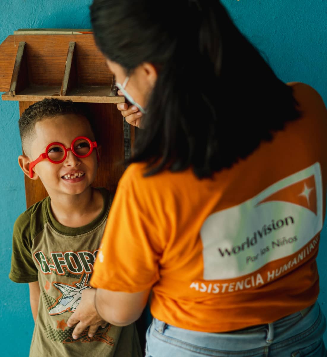 voluntaria-cuidando-a-niño