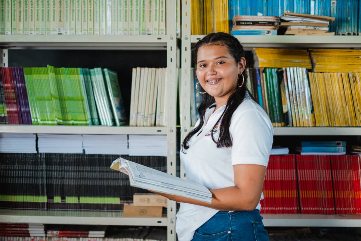 adolescente-en-aula-de-clase-leyendo