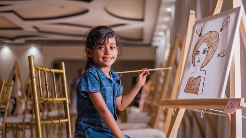 niña-dibujando-y-pintando